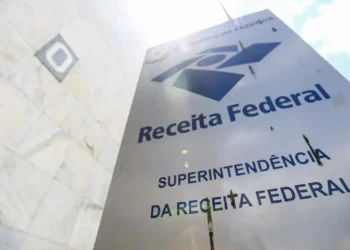 Placa da Receita Federal destacando superintendência em prédio institucional