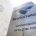 Placa da Receita Federal destacando superintendência em prédio institucional