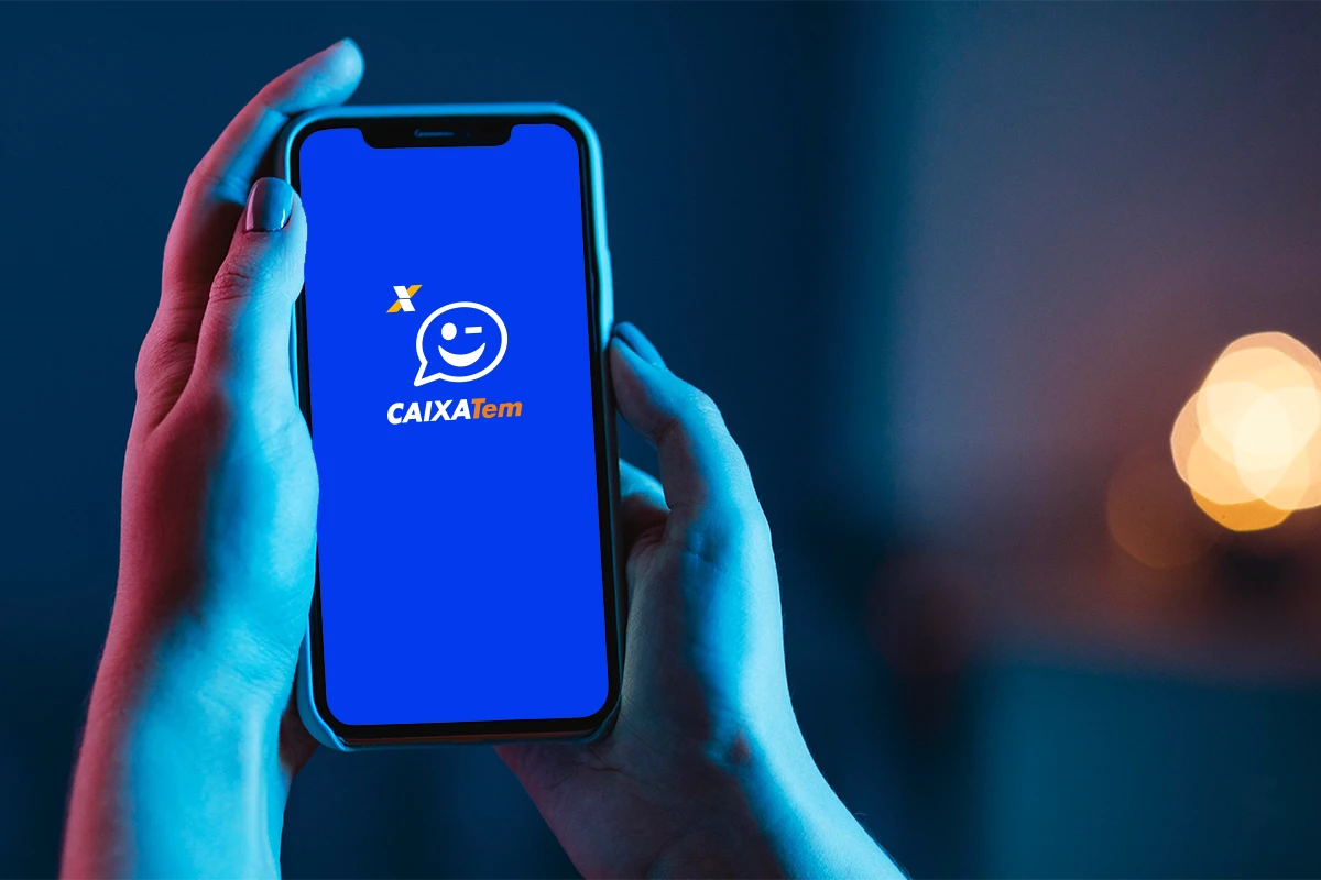 Aplicativo Caixa Tem aberto em smartphone, mostrando tela inicial com logo e texto.
