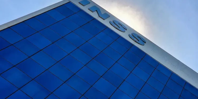 Fachada do prédio do INSS com o céu ao fundo, representando o teto do INSS em 2025.