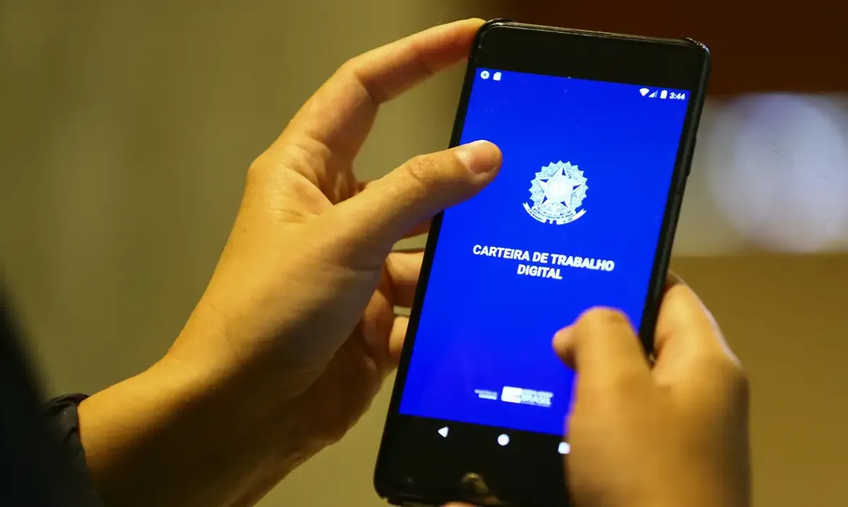 Aplicativo Carteira de Trabalho Digital aberto em smartphone, mostrando a tela inicial do serviço.