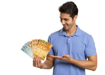 Homem feliz com dinheiro na mão, representando a recuperação de valores esquecidos