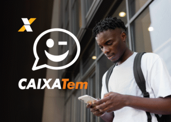 Imagem de uma pessoa olhando para o celular, com o logo do Caixa Tem, relacionada ao pagamento extra em Junho.