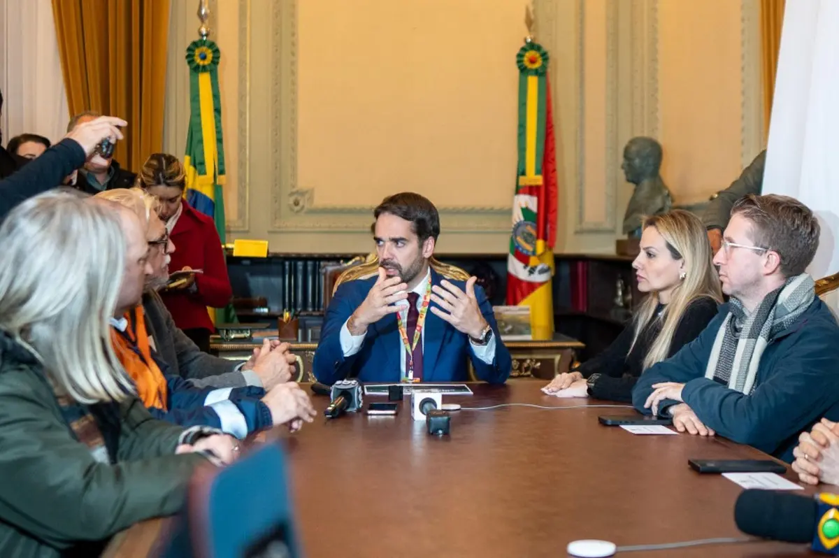 Governante discutindo o Auxílio Emergencial com equipe em reunião