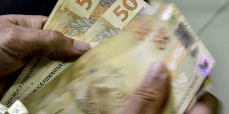 Dinheiro sendo contado, simbolizando o pagamento de salários e a primeira parcela do 13º pelo Governo do Estado.