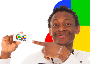 Homem segurando cartão do Programa Bolsa Família com fundo colorido.