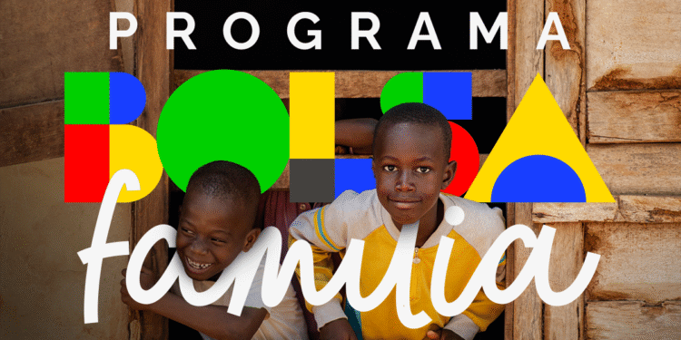 Crianças sorrindo na janela de uma casa simples com o logo colorido do Programa Bolsa Família ao fundo