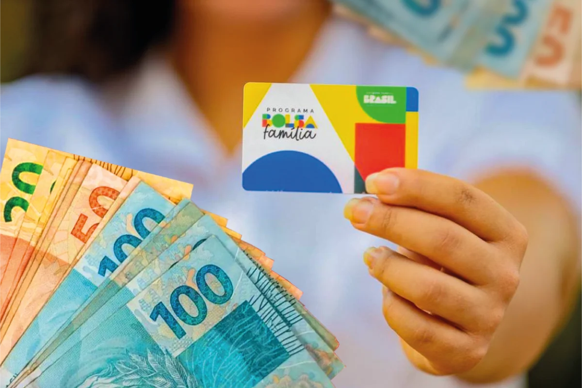 Imagem de uma pessoa segurando o cartão do Bolsa Família com notas de 50 e 100 reais, representando o apoio financeiro do programa.