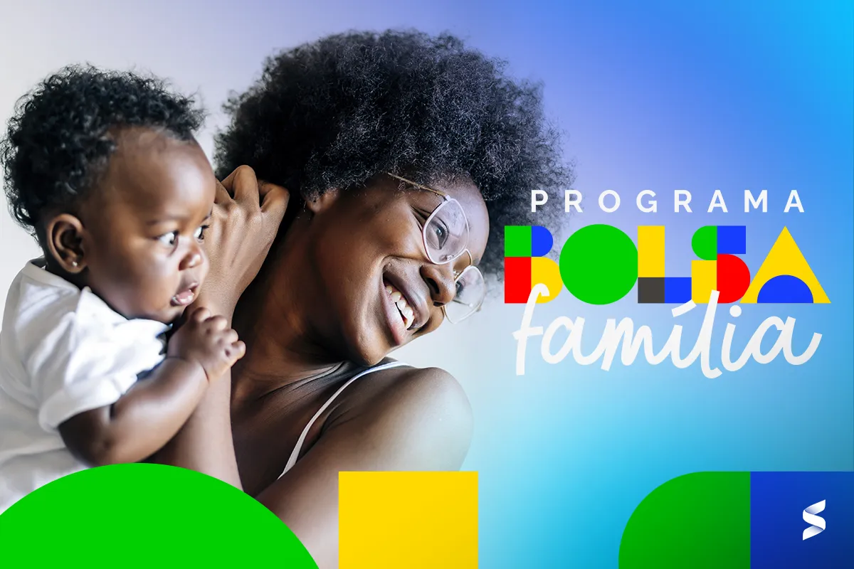 Mulher sorrindo com bebê nos braços, representando o impacto positivo do programa Bolsa Família