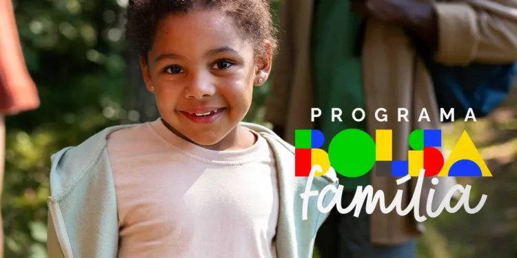 Criança sorrindo ao lado de seus pais, simbolizando o impacto positivo do Bolsa Família na vida das famílias.