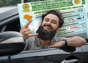 Homem sorrindo com a CNH nas mãos ao lado do carro, participando do programa de CNH gratuita