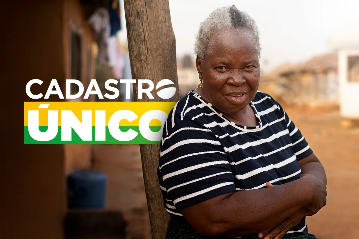 "Mulher sorrindo em frente ao logo do Cadastro Único, representando os critérios para acessá-lo"