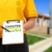 "Imagem de uma pessoa segurando um clipboard com o logo do Cadastro Único, destacando a importância da atualização do CadÚnico."