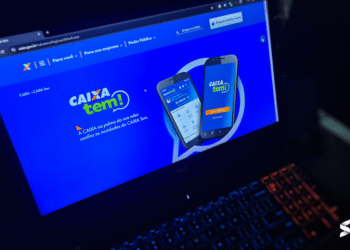 Tela do site Caixa Tem com interface destacando a funcionalidade do aplicativo em dois celulares.