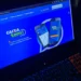 Tela do aplicativo CAIXA Tem exibida em um laptop, com interface mostrando saldo e funcionalidades do app