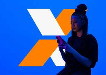 Mulher usando celular com fundo azul e elementos gráficos em forma de X nas cores laranja e branco.