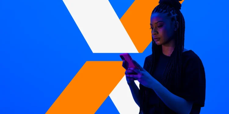 Mulher usando celular com fundo azul e elementos gráficos em forma de X nas cores laranja e branco.