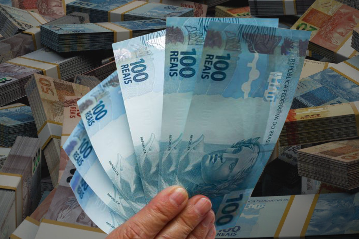 Notas de 100 reais representando o valor do Bolsa Família