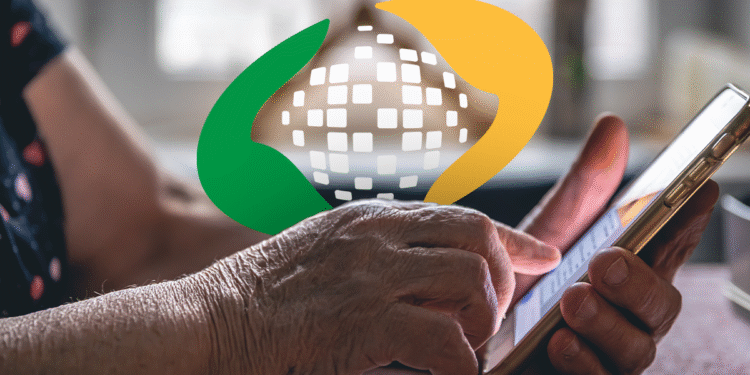 Mãos de uma pessoa idosa usando um smartphone para acessar serviços do INSS.