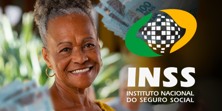 Aposentada sorrindo com dinheiro em mãos, representando o 13º do INSS
