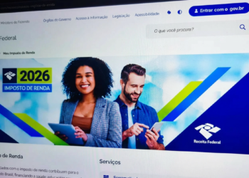 Duas pessoas sorrindo usam tablets em banner Receita Federal com anúncio Imposto de Renda 2026