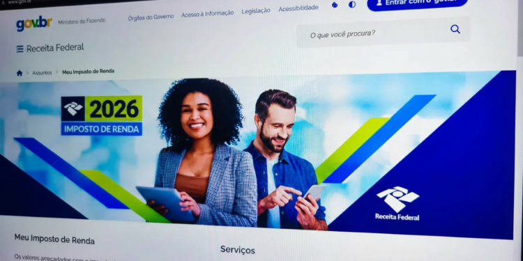 Duas pessoas sorrindo usam tablets em banner Receita Federal com anúncio Imposto de Renda 2026