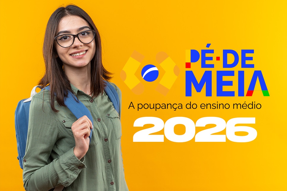 Jovem com mochila azul sorri à frente de fundo amarelo com logo Pé-de-Meia 2026