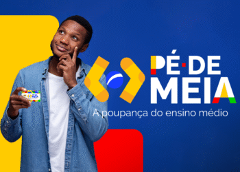 Jovem com cartão do Pé-de-Meia pensando, representando dúvidas sobre conta bancária