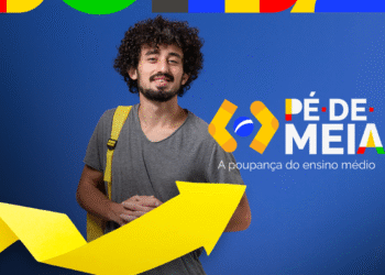 Jovem com mochila sorrindo, simbolizando a abertura de conta no programa Pé-de-Meia