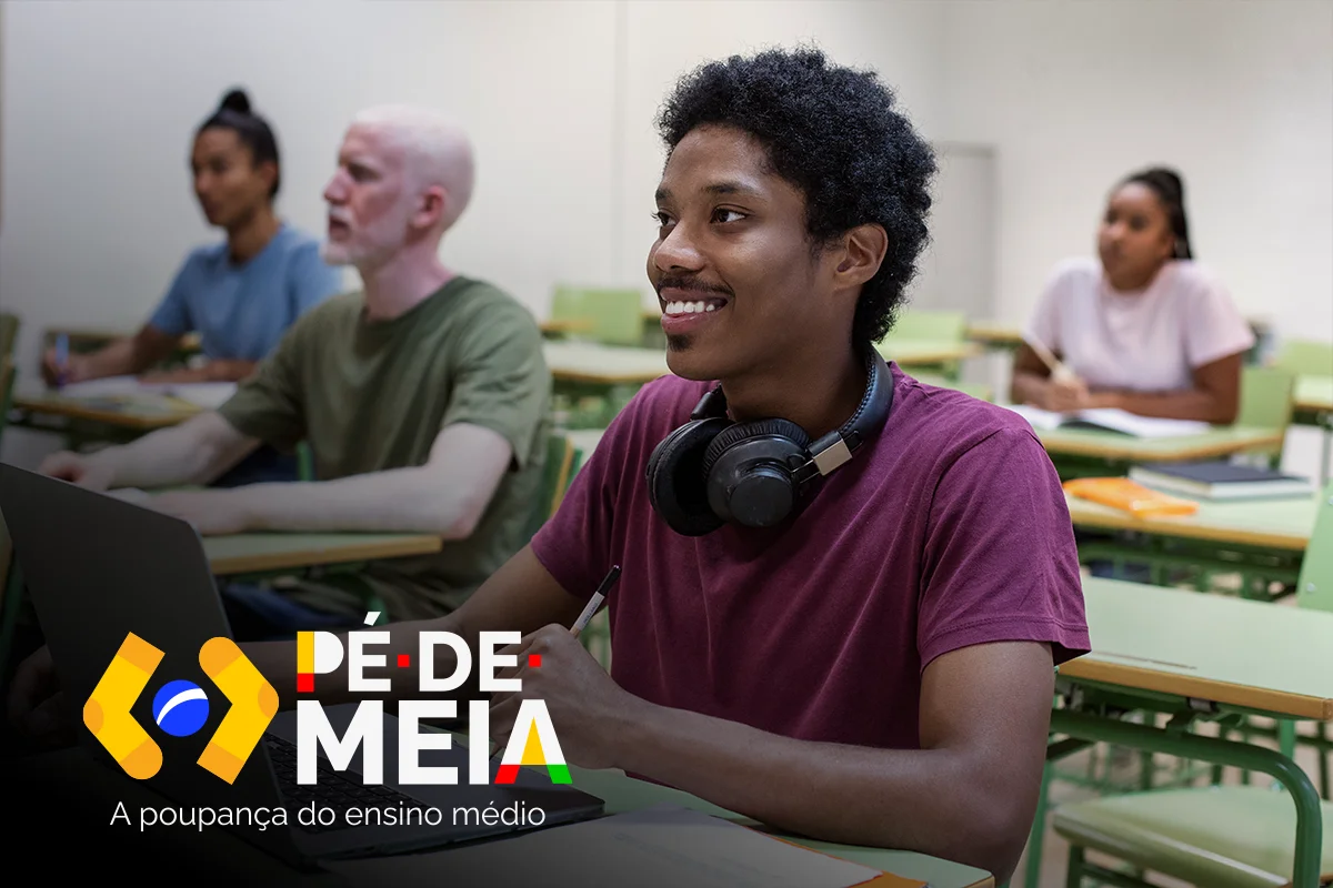 Estudantes na sala de aula, com um jovem sorrindo e usando fones de ouvido, representando o público jovem do programa Pé-de-Meia.