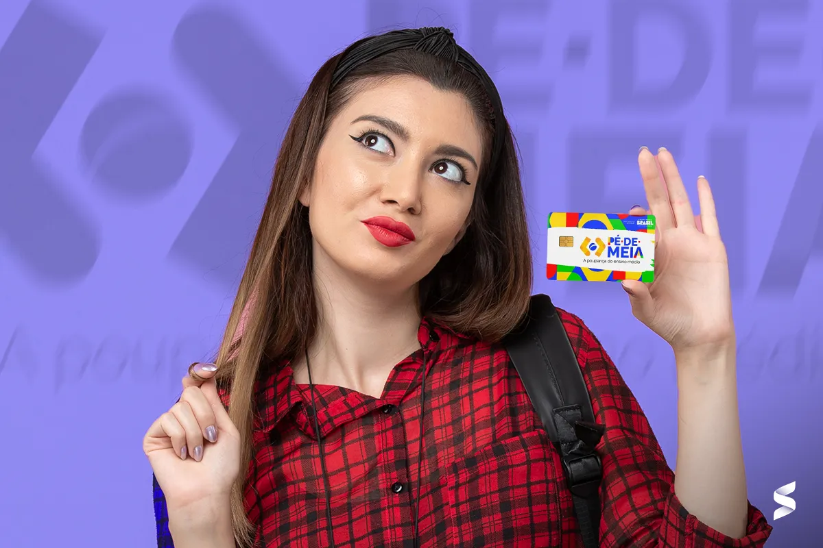 Jovem segurando cartão de poupança 'Pé-de-Meia' com fundo roxo e logo da marca