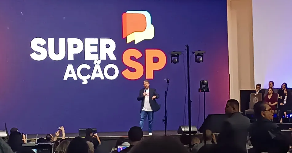 Evento SuperAção SP com palco e apresentador