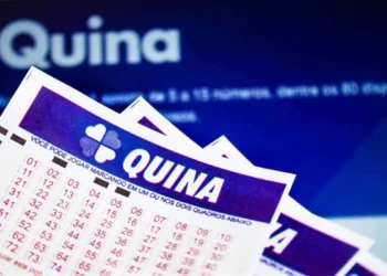 Volantes da Quina sobre fundo azul, com destaque para o logotipo da loteria.