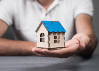 Imagem ilustrativa de uma casa modelo de madeira, representando o conceito de auxílio moradia em 2025.