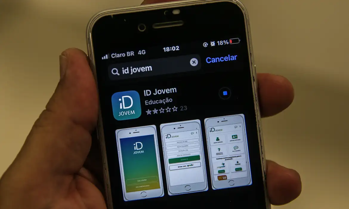 Pessoa acessando o app ID Jovem na loja de aplicativos do celular
