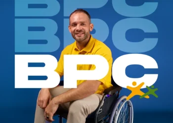 Homem cadeirante sorrindo ao lado da identidade visual do BPC.