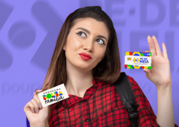 Mulher segurando cartão Pé-de-Meia e pensando se é compatível com o Bolsa Família