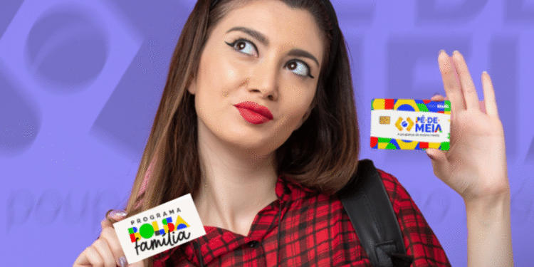 Mulher segurando cartão Pé-de-Meia e pensando se é compatível com o Bolsa Família