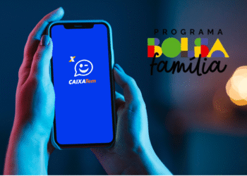Imagem mostrando uma pessoa segurando o celular com o app CAIXA Tem, com logo do Programa Bolsa Família ao fundo.