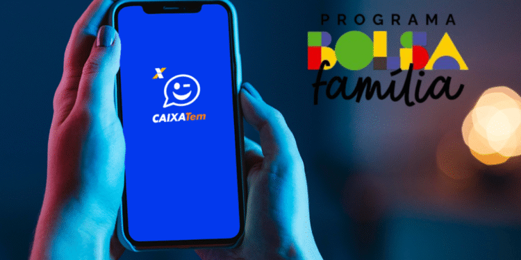 Imagem mostrando uma pessoa segurando o celular com o app CAIXA Tem, com logo do Programa Bolsa Família ao fundo.