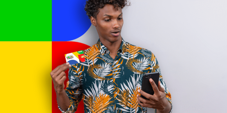 Pessoa segurando cartão do Bolsa Família e smartphone, com fundo colorido em amarelo, verde, azul e vermelho, representando o mês de julho e a organização das datas do programa.
