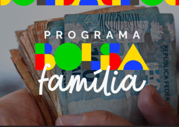 Foto de cédulas de dinheiro com destaque para o alerta sobre o prazo do CadÚnico para o Bolsa Família