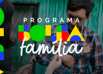 Cartaz do Programa Bolsa Família com destaque para a data do pagamento e logo do programa, com imagem de uma família interagindo com uma criança.