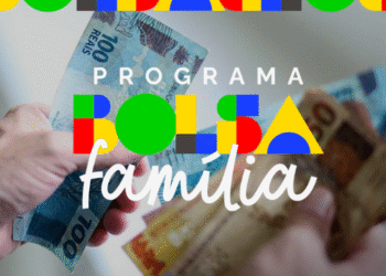 Pessoa segurando cédulas de dinheiro com o logo do programa Bolsa Família, representando o benefício financeiro.