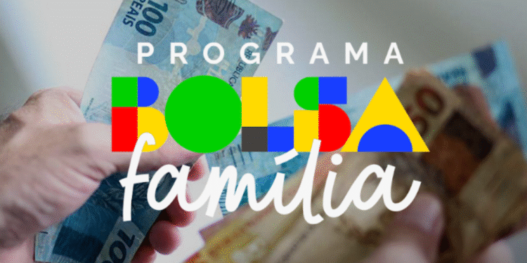Pessoa segurando cédulas de dinheiro com o logo do programa Bolsa Família, representando o benefício financeiro.