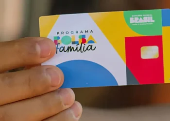 Cartão do Programa Bolsa Família, representando a possibilidade de recebê-lo mesmo com carteira assinada.