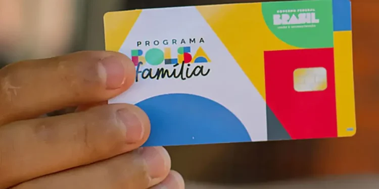 Cartão do Programa Bolsa Família, representando a possibilidade de recebê-lo mesmo com carteira assinada.