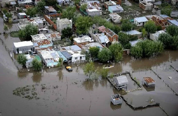 Imagem de cidade alagada, simbolizando as áreas afetadas por desastres naturais que podem ser beneficiadas pelo Saque Calamidade 2025.