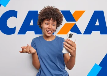 Cliente feliz ao acessar a campanha da Caixa pelo celular