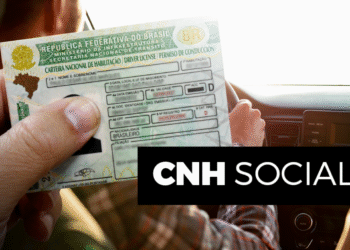 Imagem de uma pessoa segurando a Carteira Nacional de Habilitação (CNH) enquanto está dentro de um carro, com o texto 'CNH Social' sobreposto, indicando um programa de CNH gratuita com 1.500 vagas.